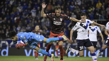 Velez Sarsfield's goalkeeper Lucas Hoyos (L) dives to grab the ball in front of River Plate's Braian Romero  during their Copa Libertadores football tournament round of sixteen all-Argentine first leg match, at the Jos� Amalfitani stadium in Buenos Aires, on June 29, 2022. (Photo by JUAN MABROMATA / AFP)