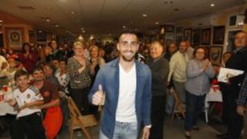 Paco Alc&aacute;cer posa el acto de la agrupaci&oacute;n de pe&ntilde;as del Valencia. 