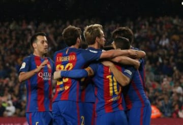 Soccer Football - Barcelona v Real Sociedad - Spanish La Liga Santander - Camp Nou stadium, Barcelona, Spain - 15/04/2017. Barcelona's players celebrate a goal against Real Sociedad. REUTERS/Albert Gea