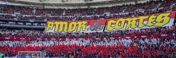 Tifo en el Wanda Metropolitano antes del Atlético-Sevilla.