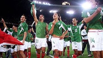 <b>FELICES</B>. Una inspirada selección de México aplastó a un pálido Estados Unidos y se ganó el pase para los Juegos Olímpicos de Atenas 2004.