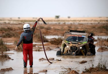 El copiloto español Themis López intenta sacar su buggy de la escudería FN Speed Team del barro. 
