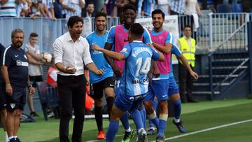 Boulahroud, celebra su tanto con Víctor.