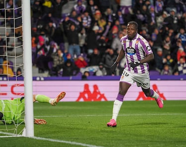 La semana pasada se estrenó con un gol fundamental, en el empate ante el Sporting y ha superado su actuación con un doblete ante el Oviedo. Su primer tanto llegó con la cabeza; y el segundo, con un derechazo directo a la escuadra.

