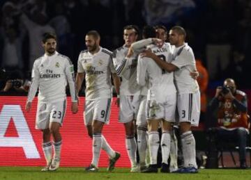 El defensa del Real Madrid Sergio Ramos celebra con sus compañeros  tras marcar ante San Lorenzo, durante la final del Mundial de Clubes que están disputando esta noche en el Gran Estadio de Marrakech, en Marruecos. 