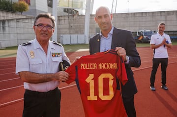 Luis Rubiales, presidente de la RFEF y Bartolomé Calvo, comisario de la Policía Nacional.