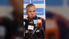 Un periodista le dijo a Álvarez que la U fracasó en la Sudamericana y así reaccionó el DT: tenso momento