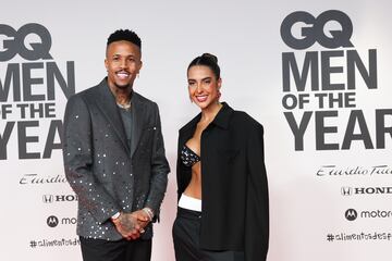 Éder Militão y Stefanie Diaz en la alfombra roja de la gala de los premios GQ Hombres del Año 2023.