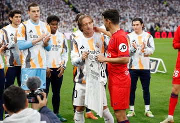 El jugador del Real Madrid, Luka Modric, ha encabezado el homenaje a Jesús Navas haciéndole entrega de una camiseta con la firma de todos los jugadores madridistas. 