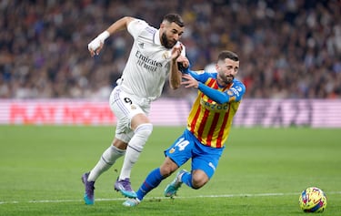 Benzema intenta regatear a Gayá.