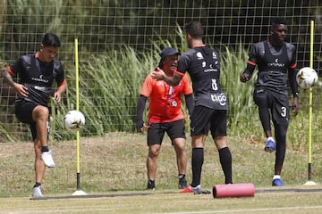 Aldo Bobadilla es el nuevo técnico del Independiente Medellín y hoy dirigió la práctica del equipo que se prepara para el partido ante Once Caldas