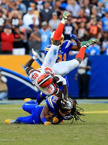 Tre Boston de Los Ángeles Chargers es bloqueado por David Njoku de los Cleveland Browns. 