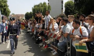 La afición esperaba a los jugadores del equipo merengue a su llegada al hotel de concentración.