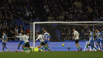 Los jugadores del Racing de Santander celebran el gol anotado contra el Deportivo en Riazor.