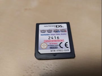 Cartucho de distribuci&oacute;n de Dialga, Palkia y Giratina para varios juegos de Pok&eacute;mon de Nintendo DS