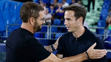 El entrenador del Rayo, Iñigo Pérez (d), saluda al entrenador del Getafe, José Bordalás,