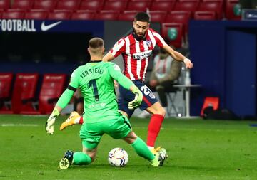 El Atlético sueña con alzar otro título liguero y la victoria en el Wanda Metropolitano ante el Barcelona sustenta ese anhelo. Triunfo cosechado con bajas notables, como la de Luis Suárez, pero con una idea de equipo que mucho se asimiló a la que le llevó a cosechar LaLiga en 2014. La estrella de esa gloriosa tarde colchonera fue un Carrasco que firmó un partido notable tanto en defensa como en ataque firmando el gol de la victoria con un caño, de espuela, a Ter Stegen.