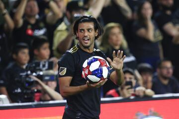  El caso de Vela es distinto al de todos los futbolistas antes mencionados, pues no debutó en Primera División con los rojiblancos y partió a Europa en su etapa formativa. Luego de muchos años por el viejo continente, en equipos como Arsenal, Salamanca, Osasuna, West Bromwich y Real Sociedad, el 'Bombardero' decidió fichar por el LAFC en la MLS. La afición de Chivas aún anhela verlo algún día en el primer equipo del Rebaño.