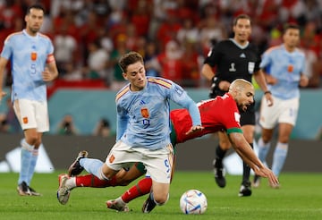 Gavi se va al suelo tras intentar el control del balón ante el jugador marroquí. 

