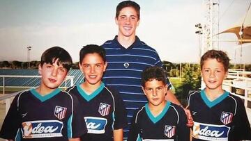 El canterano rojiblanco posa con sus compañeros del equipo alevín con el ídolo de todos ellos, Fernando Torres.