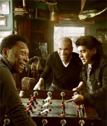 Pelé, Zidane y Maradona en una publicidad de una conocida marca de bolsos y maletas.