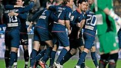 Otra noche loca de Kun y Forlán