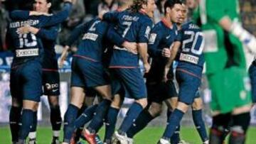 <b>RESPUESTA. </b> Agüero marcó en el minuto 5 y equilibró rápidamente la ventaja local. Maniche se fundió en un abrazo con el argentino nada más empatar.