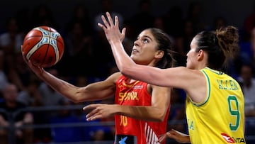 GRAF4370. LA LAGUNA (TENERIFE), 16/09/2018.- La jugadora de la selecci&oacute;n espa&ntilde;ola, Marta Xargay (i), entra a canasta ante la jugadora de Australia, Allen, durante el encuentro preparatorio para la Copa del Mundo de Baloncesto FIBA 2018 femenino que disputan frente a Espa&ntilde;a en la localidad tinerfe&ntilde;a de La Laguna. EFE/Ram&oacute;n de la Rocha.