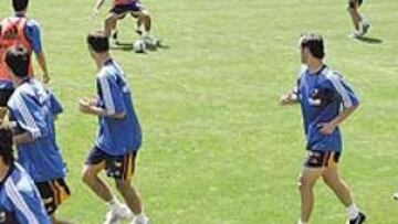 <b>ENTRENAMIENTOS DIFERENTES</b>. Mientras los titulares correteaban, los suplentes jugaron un partidillo.