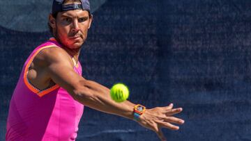 El tenista español Rafael Nadal entrena en las pistas de hierba natural del Country Club de Santa Ponsa, sede del torneo femenino Mallorca Open, como preparación para competir en Wimbledon.