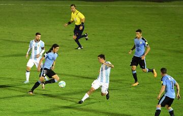 Edinson Cavani entre Lionel Messi y Paulo Dybala.