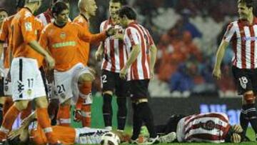 <b>POR LOS SUELOS. </b>David Navarro, tapándose la cara, y Fernando Llorente, con las manos en la cabeza, tendidos en el suelo tras la jugada.