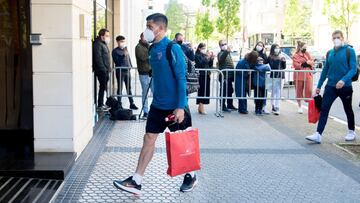 Yuri Berchiche, en un viaje de la pasada campaña.
