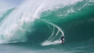 Connor Maguire surfeando una ola gigante que hace tubo en Irlanda, cuyo nombre es Mullaghmore Head. Es una de las más grandes y peligrosas del mundo.