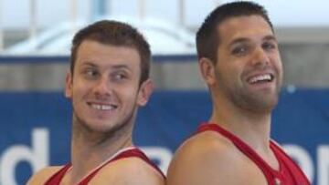 <b>BUEN HUMOR. </b>Reyes, que está de puntillas, bromea con Velickovic. Sin Mirotic, más protagonistas.