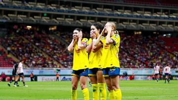 Scarlett Camberos celebrates her goal 1-3 wit Kiana Palacios and Sarah Luebbert of America during the Quarterfinal first leg match between Guadalajara and America as part of the Liga BBVA MX Femenil, Torneo Apertura 2024 at Akron Stadium on November 08, 2024 in Guadalajara, Jalisco, Mexico.
