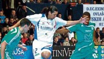 <b>FINAL ESPAÑOLA. </b>Betao, intenta zafarse de Rogerio y Neto.