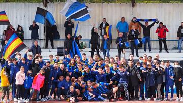 Los futbolistas de la AD Parla celebran junto a su afición la victoria frente al SAD Villaverde San Andrés (2-0), en el encuentro correspondiente a la Jornada 11 en el Grupo 7 de Tercera División RFEF disputado en Los Prados.