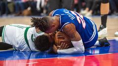 Holmes y Smart luchan por un bal&oacute;n durante el partido de la NBA entre los Sacramento Kings y los Bostons Celtics