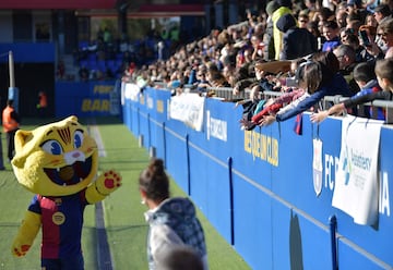 Ni?os y ni?as saludan a Cat, la nueva mascota del FC Barcelona.