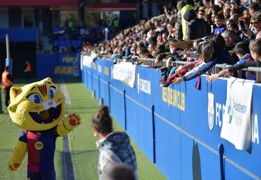 Niños y niñas saludan a Cat, la nueva mascota del FC Barcelona.