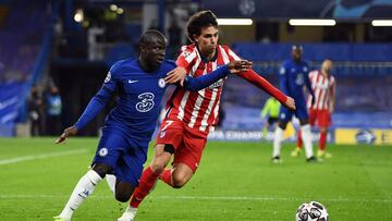 Jo&atilde;o F&eacute;lix pelea por Kant&eacute; por un bal&oacute;n.