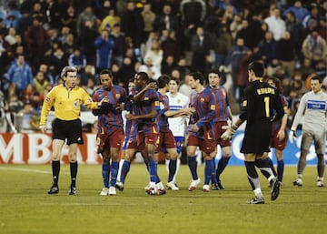 El delantero camerunés es otro de esos futbolistas que, como Alves o Kameni, más racismo sufrieron en la Liga española. Su carrera estuvo llena de agresiones verbales de este tipo en diferentes campos de fútbol del territorio. En noviembre de 2004, recibió gritos que imitaban el sonido del mono en el Coliseum Alfonso Pérez, durante un Getafe - Barcelona. El incidente se repitió la temporada siguiente, con un sector de la grada dedicándole insultos racistas. Y al año siguiente, en 2006, Samuel Eto’o, harto de aguantar este tipo de agresiones verbales, amenazó con dejar el césped de La Romareda durante un Zaragoza – Barcelona. “No juego más”, decía el atacante azulgrana al árbitro y a sus compañeros de equipo en un gesto que dio la vuelta al mundo. Eto’o acabó regresando al campo aquella noche, pero los ataques no pararon. Incluso el entonces entrenador del Athletic, Javier Clemente, llegó a decir del camerunés, después de que este lanzara un escupitajo a Expósito, que creía que “los que escupían son los que bajan del árbol”, aunque acabó matizándolo... “En el árbol tienen que estar el blanco, el negro y el amarillo. Hay veces que yo también”.  