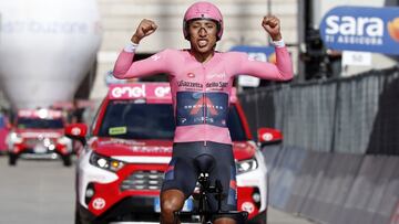 Egan Bernal celebra su victoria en la general del Giro de Italia tras la crono final de Mil&aacute;n.