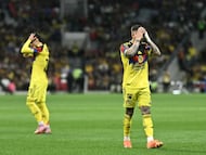 America's Brazilian midfielder #23 Raphael Veiga (L) and Uruguayan midfielder #07 Brian Rodriguez react during the CONCACAF Champions Cup quarterfinal football match between Mexico's America and US' NashvilleSC, at Banorte stadium in Mexico City, on April 14, 2026. (Photo by CARL DE SOUZA / AFP)