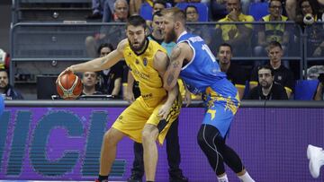 Mike Tobey trata de zafarse de la defensa de Jakub Wojciechowski.