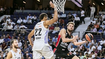 Edy Tavares, el jugador m¨¢s valorado del Madrid (18,4), trata de parar en el duelo de ida a Sasha Vezenkov, el m¨¢s valorado de la Euroliga (23,4).