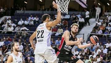 Edy Tavares, el jugador más valorado del Madrid (18,4), trata de parar en el duelo de ida a Sasha Vezenkov, el más valorado de la Euroliga (23,4).