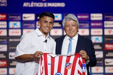 El delantero argentino Thiago Almada posa con el presidente del Atlético de Madrid, Enrique Cerezo durante su presentación como nuevo jugador rojiblanco.
