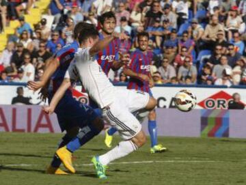 Uno de sus mejores goles lo anotó ante el Levante tras un gran control de pecho y, sin dejarla caer, remató de pierna izquierda.